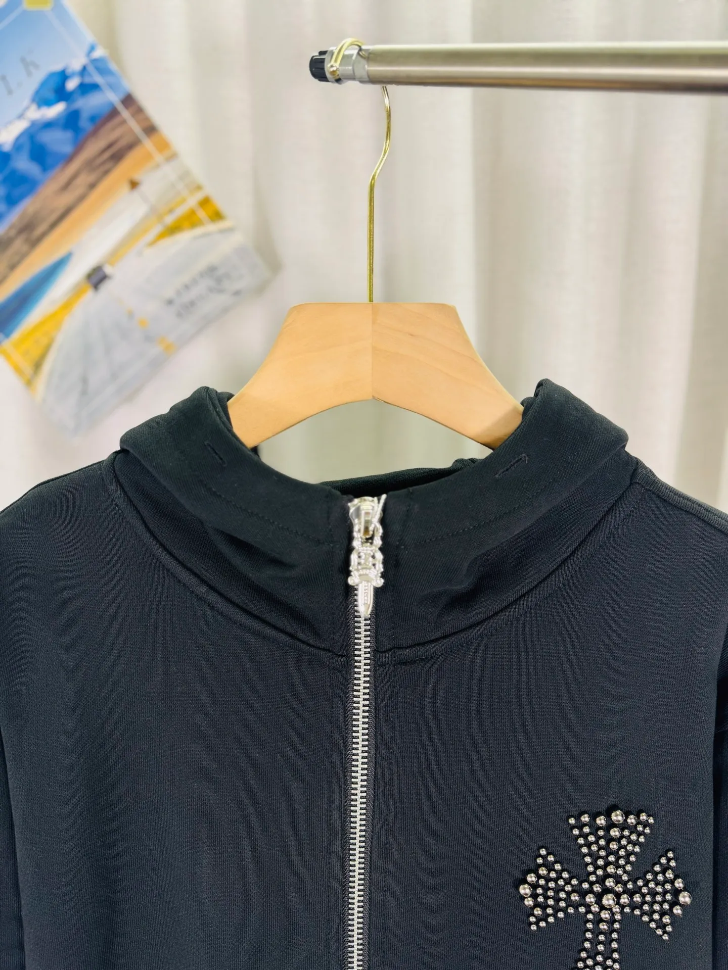 P380 top version, real shot without P, ​​different from market currency) 𝗖𝗵𝗿𝗼𝗺𝗲 𝗛𝗲𝗮𝗿𝘁𝘀/Cro Heart 2025 Rivets Autumn and Winter New Original Single Counter American Rivets 3D Three-dimensional Couple Casual Cardigan Sweatshirt 👑The highest version! Customized fabric 550g tripe terry fabric! American acid-washed and distressed original fabric with laser rivets. Best-selling model at the counter. Very comfortable to wear. Accessories: Original molded and authenticated collar label➕100% silk wash label. Genuine purchase-grade original hangtag➕matching hanging rope➕3D hanging beads➕original packaging bag. Craftsmanship: The original version has consistent wiring! The highest version of the armhole matching technique! Color: Black Size: S M L XL Style No.: 6103